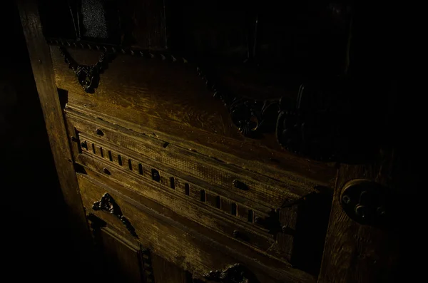 Vista de cerca de la antigua puerta de madera antigua dentro de la habitación oscura. Enfoque selectivo — Foto de Stock