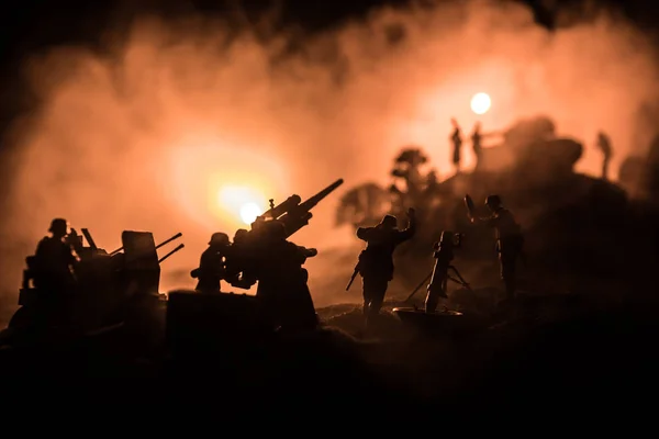 Concept de guerre. Silhouettes militaires scène de combat sur fond de brouillard de guerre ciel, — Photo