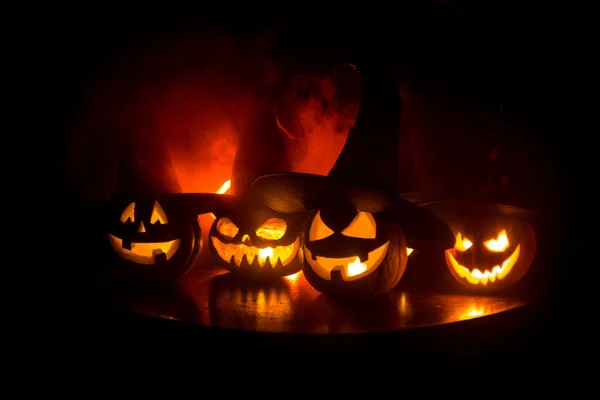 Gruppe von Halloween Jack o Laternen in der Nacht mit einem rustikalen dunklen nebelfarbenen Hintergrund — Stockfoto