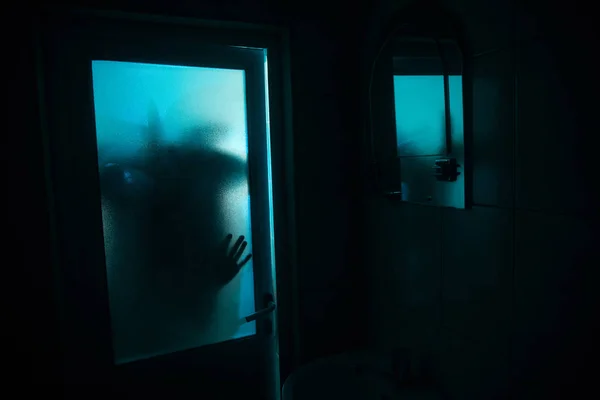 Silueta de horror de mujer en ventana. concepto de Halloween miedo silueta borrosa de bruja en el baño. Enfoque selectivo —  Fotos de Stock