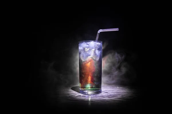 Cocktailglas auf dunkel getöntem, rauchigen Hintergrund oder farbenfroher Cocktail im Glas. Party Club Unterhaltung. gemischtes Licht. — Stockfoto