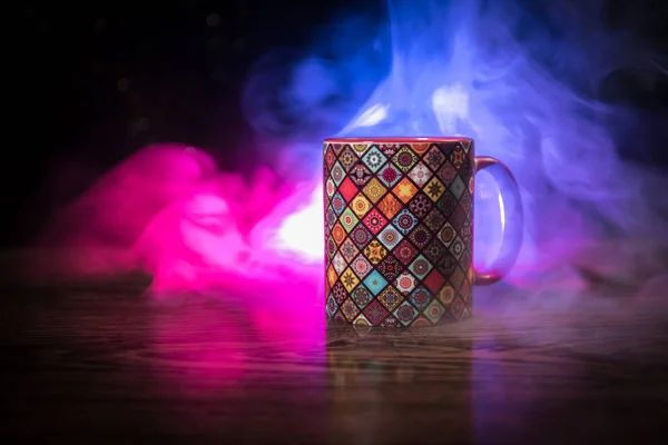 暗い色調の背景に煙とコーヒー(または紅茶)の美しい東風テクスチャセラミックカップ. — ストック写真