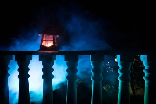 밤에 복고풍 스타일의 랜턴. 정원의 발코니에서 아름다운 다채로운 조명 램프. — 스톡 사진