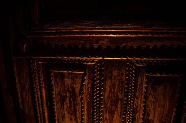 Zavřete pohled na staré starodávné dřevěné dveře v tmavé místnosti. Selektivní zaměření — Stock fotografie