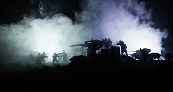 Háborús koncepció. Katonai sziluettek harci jelenet a háború köd ég háttér, — Stock Fotó