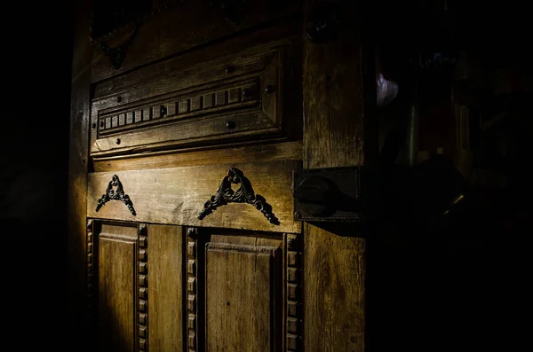 Close up view of old antique wooden door inside dark room. Selective focus — Stock Photo, Image