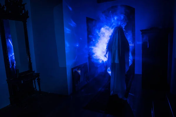 鬼的恐怖剪影在黑暗的房间与镜子可怕的哈 — 图库照片