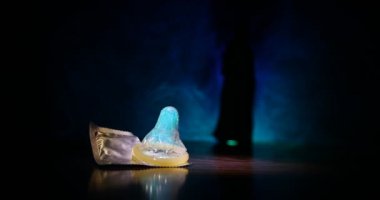 Açık bir kadın prezervatifi, güvenli seks kavramı tutan bir genç güzel kız kapatın. AIDS ve doğum kontrol karşı koruma