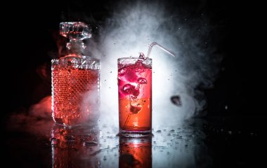 Kokteyl cam koyu tonda dumanlı arka plan veya cam renkli kokteyl sıçrayan. Parti kulübü eğlencesi. Karışık ışık.