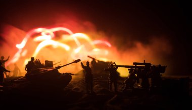 Savaş Konsepti. Savaş sisli arka planında askeri siluetler savaş sahnesi,