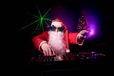 Dj Noel Baba Noel'de gözlük ve kar karışımı ile Yılbaşı olay ışık ışınları.