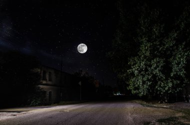 Gece oldukça köy üzerinde dolunay. Işıklar ile eski şehir caddesi güzel gece manzara. Rusya