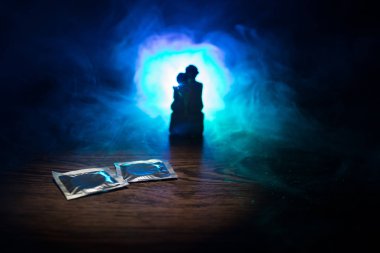 Açık bir kadın prezervatifi, güvenli seks kavramı tutan bir genç güzel kız kapatın. AIDS ve doğum kontrol karşı koruma