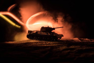Savaş Konsepti. Askeri siluetler savaş sis gökyüzü arka plan üzerinde sahne mücadele, Geceleri Cloudy Skyline altında zırhlı araç Siluet. Saldırı sahnesi. Tanklar savaşı.
