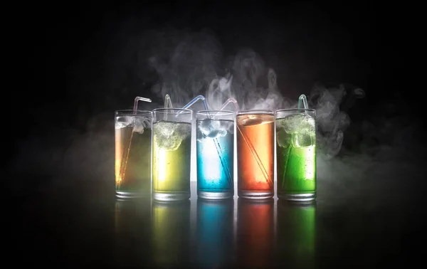 Kolekcja kolorowych zdjęć z cytryną na pasku; zestaw alkoholu mini strzelanek koktajlowych z limonką; — Zdjęcie stockowe