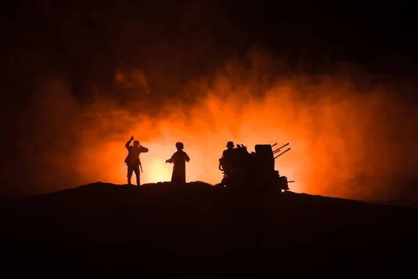 Conceito de Guerra. silhuetas militares lutando cena na guerra nevoeiro céu fundo, — Fotografia de Stock