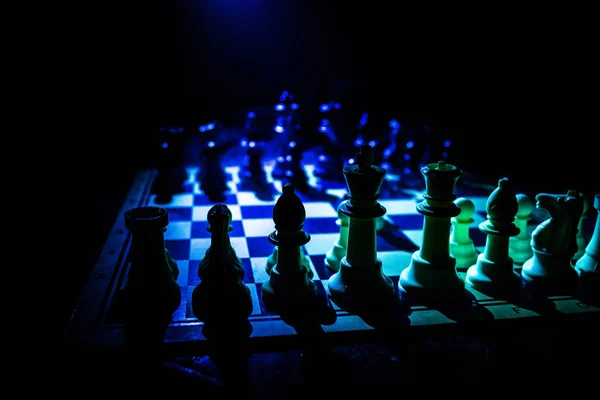Jeu d'échiquier concept d'idées d'affaires et de concurrence. Figures d'échecs sur un fond sombre avec de la fumée et du brouillard . — Photo