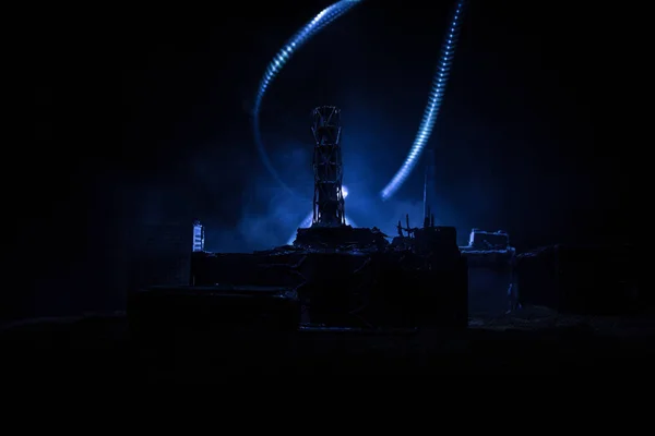 創造的なアートワークの装飾。夜のチェルノブイリ原子力発電所。原子炉爆発後の放棄されたチェルノブイリ基地のレイアウト. — ストック写真
