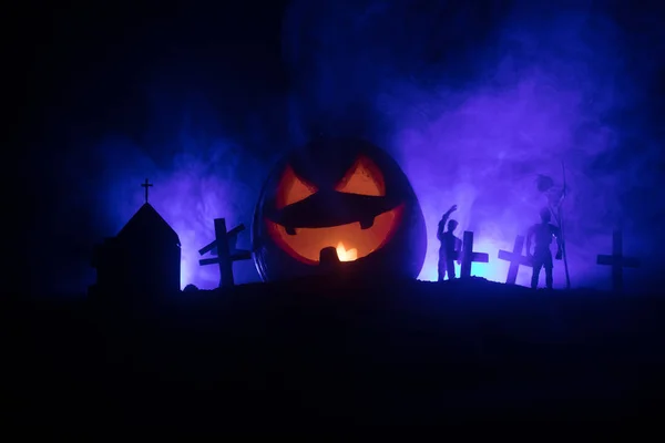 Vista spaventosa di zombie al cimitero albero morto, luna, chiesa e cielo nuvoloso spettrale con nebbia, concetto di Halloween Horror con zucca incandescente . — Foto Stock