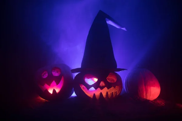 Grupo de Halloween Jack o Linternas en la noche con un fondo rústico de niebla oscura tonificado —  Fotos de Stock