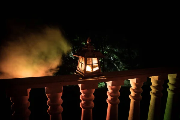 Retro stijl lantaarn 's nachts. Mooie kleurrijke verlichte lamp op het balkon in de tuin. — Stockfoto