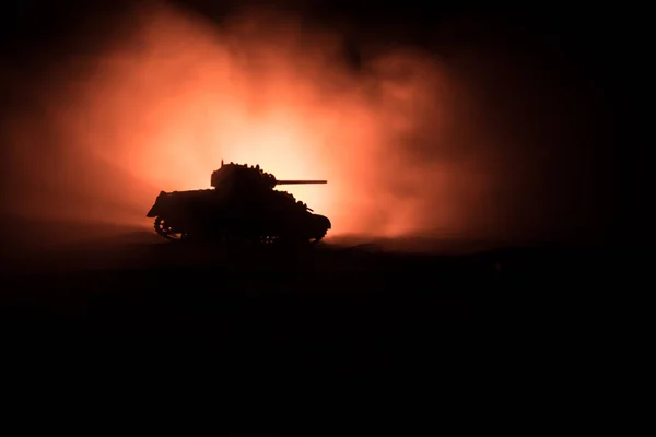 War concept. Militaire silhouetten vechten scène op oorlog mist hemel achtergrond, silhouet van gepantserde voertuig onder bewolkte skyline 's nachts. Aanvals scène. Tanks Battle. — Stockfoto