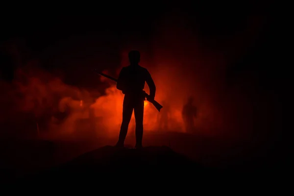 Silhouetten von hungrigen Zombies und alten Windmühlen auf einem Hügel vor dunklem nebelverhangenem Himmel. Silhouetten beängstigender Zombies, die nachts unterwegs sind. Horror-Konzept — Stockfoto