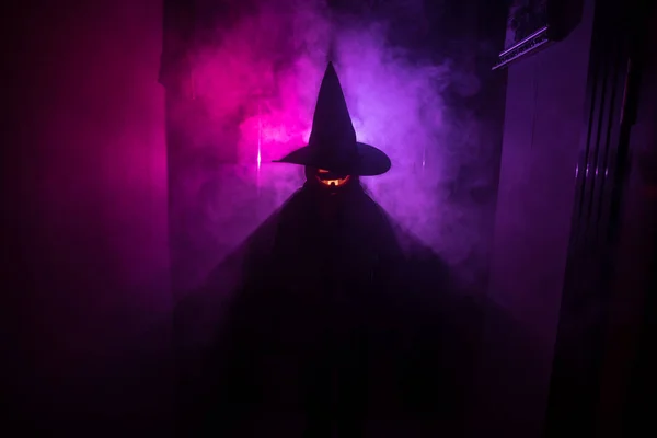 Cadılar Bayramı konsepti. Balkabağı başlı karanlık koridorda ürpertici siluet. Arka planda sis olan tonlu ışık. Seçici odaklama — Stok fotoğraf