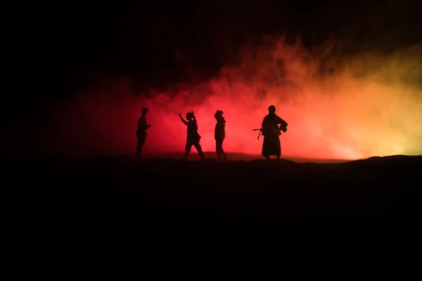 Kampfszene. militärische Silhouetten Kampfszene auf Krieg Nebel Himmel Hintergrund. ein deutscher Soldat erhob die Waffen, um sich zu ergeben. Spielzeugsoldaten aus Plastik mit Gewehren, die den feindlichen Soldaten gefangen nehmen. — Stockfoto