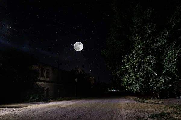 밤에 꽤 마을을 통해 보름달. 조명과 올드 타운 거리의 아름다운 밤 풍경입니다. 러시아 — 스톡 사진