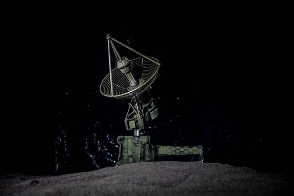 Siluetas de antenas parabólicas o antenas de radio contra el cielo nocturno. Observatorio espacial . — Foto de Stock