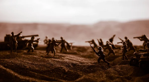 Conceito de Guerra. silhuetas militares lutando cena na guerra nevoeiro céu fundo, — Fotografia de Stock