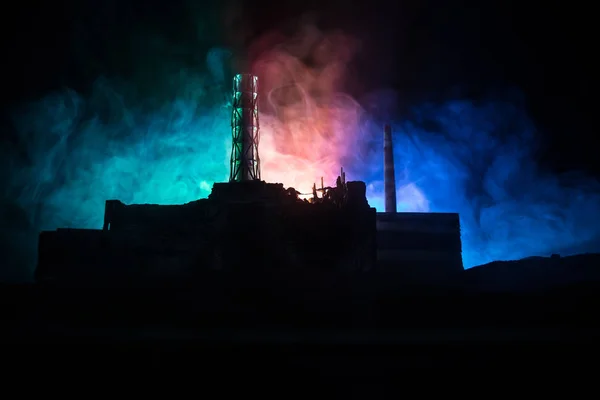 創造的なアートワークの装飾。夜のチェルノブイリ原子力発電所。原子炉爆発後の放棄されたチェルノブイリ基地のレイアウト. — ストック写真