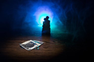 Açık bir kadın prezervatifi, güvenli seks kavramı tutan bir genç güzel kız kapatın. AIDS ve doğum kontrol karşı koruma