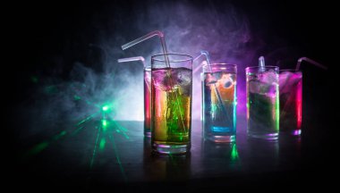 barda limon ile renkli çekim koleksiyonu; kireç ile alkol mini kokteyl atıcılar seti;
