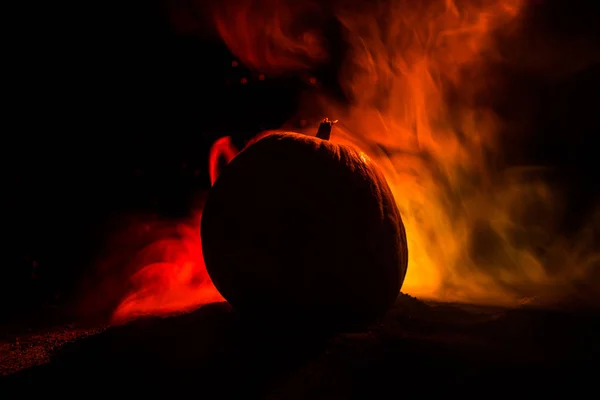 Thème d'Halloween avec citrouille sur fond sombre fumé. Espace vide pour le texte — Photo