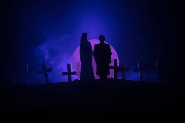 Dia das Bruxas. Noiva zumbi assustador em um cemitério da noite detém uma lanterna de abóbora . — Fotografia de Stock