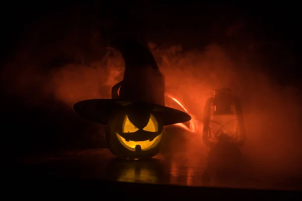 Horreur concept Halloween. Brûler une vieille lampe à huile dans la forêt la nuit. Paysage nocturne d'une scène de cauchemar. Concentration sélective . — Photo