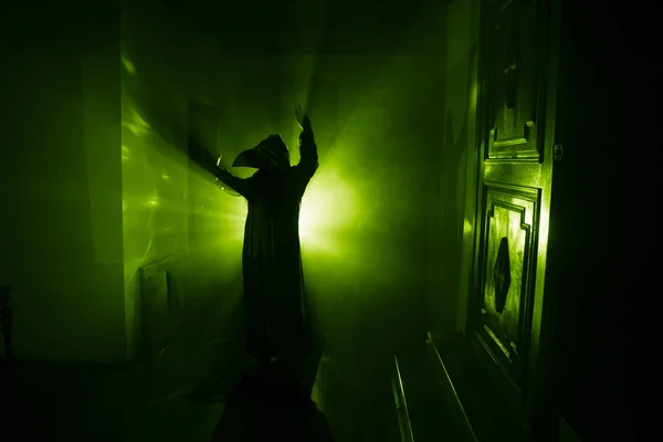 Horreur silhouette de fantôme à l'intérieur chambre noire avec miroir effrayant ha — Photo