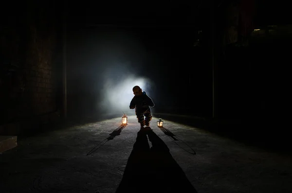 Escena de horror de un fantasma de niños aterrador, silueta de muñeca aterradora sobre fondo de niebla oscura con luz . — Foto de Stock