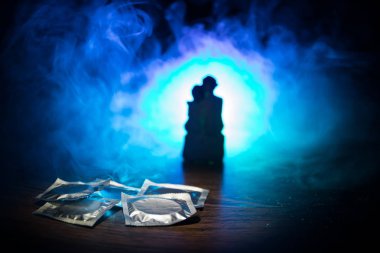 Açık bir kadın prezervatifi, güvenli seks kavramı tutan bir genç güzel kız kapatın. AIDS ve doğum kontrol karşı koruma