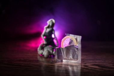 Açık bir kadın prezervatifi, güvenli seks kavramı tutan bir genç güzel kız kapatın. AIDS ve doğum kontrol karşı koruma