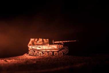 Savaş Konsepti. Askeri siluetler savaş sis gökyüzü arka plan üzerinde sahne mücadele, Geceleri Cloudy Skyline altında zırhlı araç Siluet. Saldırı sahnesi. Tanklar savaşı.