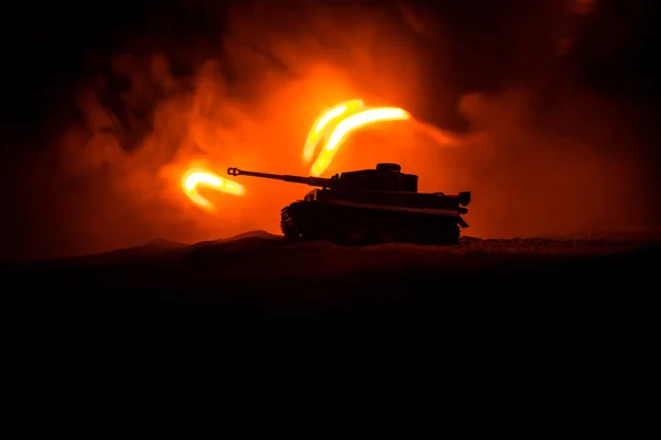 Concept de guerre. Silhouettes militaires combat scène sur fond de brouillard de guerre ciel, Silhouette de véhicule blindé sous ciel nuageux La nuit. Scène d'attaque. Bataille de chars . — Photo