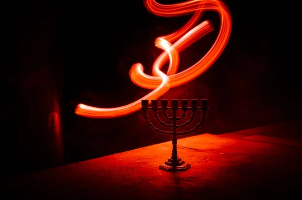 Низкое ключевое изображение еврейского праздника Ханука фон с менорой на темном, тонированном туманном фоне — стоковое фото