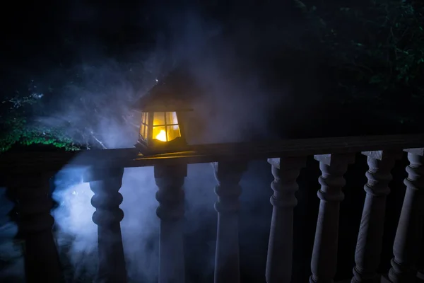 Retro stílusú lámpa éjjel. Gyönyörű színes világító lámpa az erkélyen a kertben. — Stock Fotó