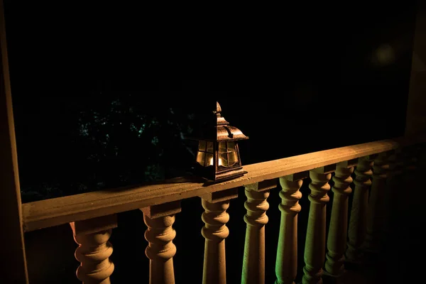 Lanterne de style rétro la nuit. Belle lampe lumineuse colorée au balcon dans le jardin . — Photo