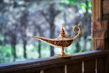 Antik zanaat Aladdin Arap geceleri ormanda cin tarzı yağ lambası. Dileklerin lambası fantezi konsepti
