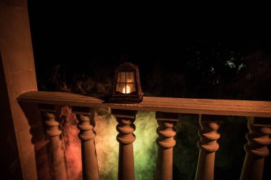 Retro tarzı fener geceleri. Bahçede balkonda güzel renkli ışıklı lamba.