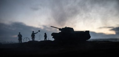 Savaş Konsepti. Savaş sis gökyüzü arka plan üzerinde sahne mücadele Askeri siluetler, Gece Bulutlu Skyline Altında Dünya Savaşı Alman Tankları Siluetler. Saldırı sahnesi.